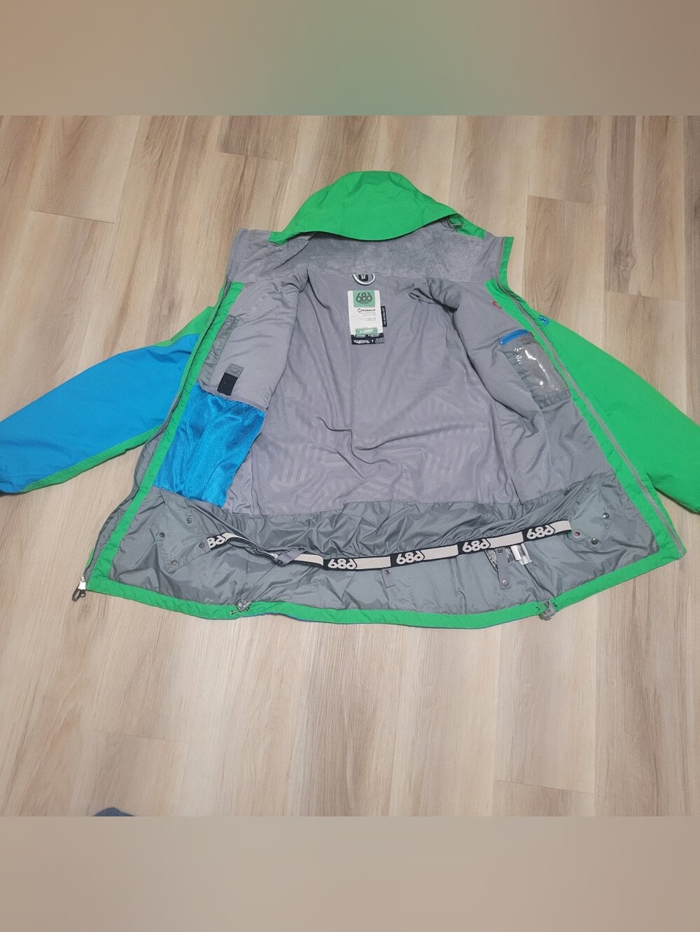 686 Waterproof Snowboarding Jacket - Picture 6 of 12